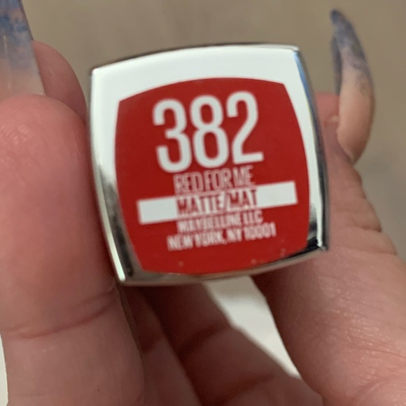 Eyeshadow, eyelashes and lipstick - Picture 6 of 10